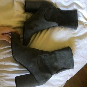 STEVEN MADDEN GRAY SUEDE BOOTIES